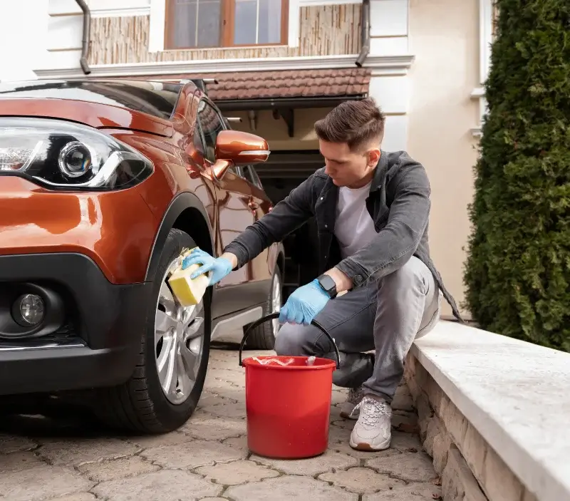 Lavage auto à domicile Saint-Pardoux-Isaac : professionnel intervenant sur un véhicule